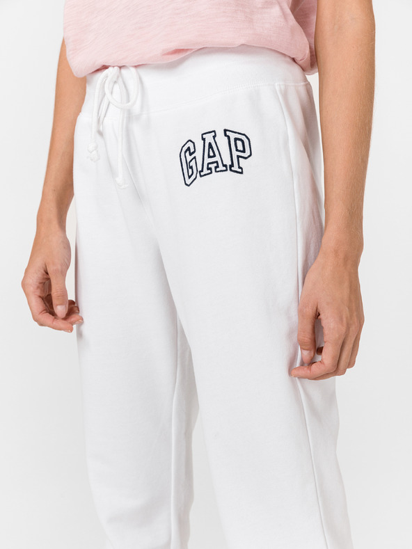 GAP Toplo oblikovane hlače Gap logo arch fleece GAP
