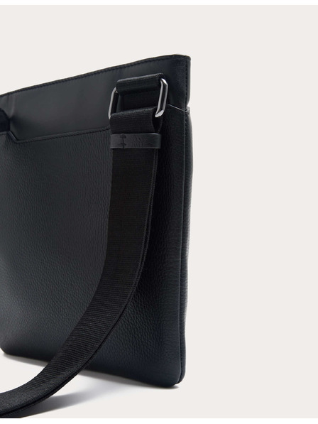 Marks & Spencer Usnjeni crossbody torbica Marks & Spencer črna